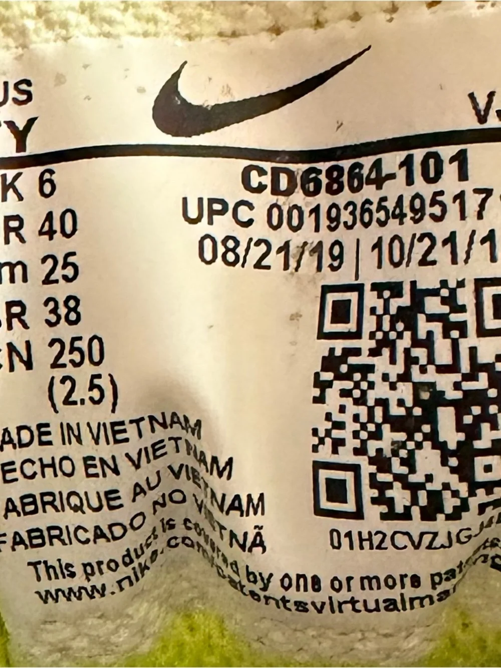 Nike Air Max  Kids White and Gray Sneakers with Neon Yellow Accents sz 7y no box